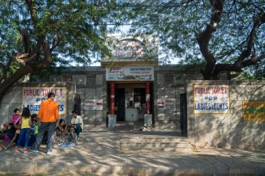 Yeni Delhi, Hindistan - 17 Kasım 2019: Ücretsiz umumi tuvalet