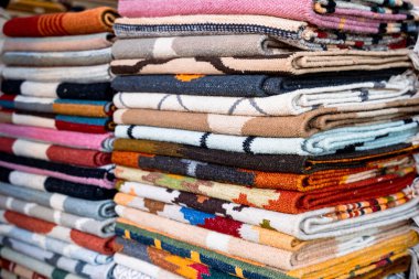 Dilli Haat New Del 'de satılık renkli halılar ve tekstil kumaşları.