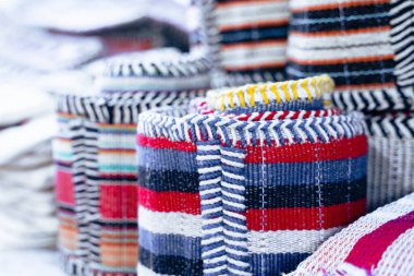 Dilli Haat New Del 'de satılık renkli halılar ve tekstil kumaşları.