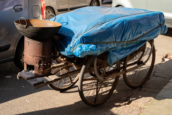 Carrinho de rua tradicional com carrinho de comida wok em Nova Deli Índia, p — Fotografia de Stock
