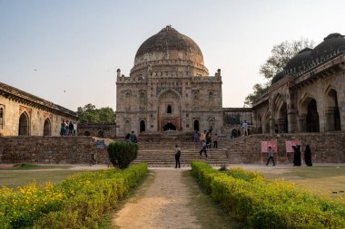 Yeni Delhi, Hindistan - 16 Kasım 2019: Turistler Bara Gumb 'ı keşfediyor