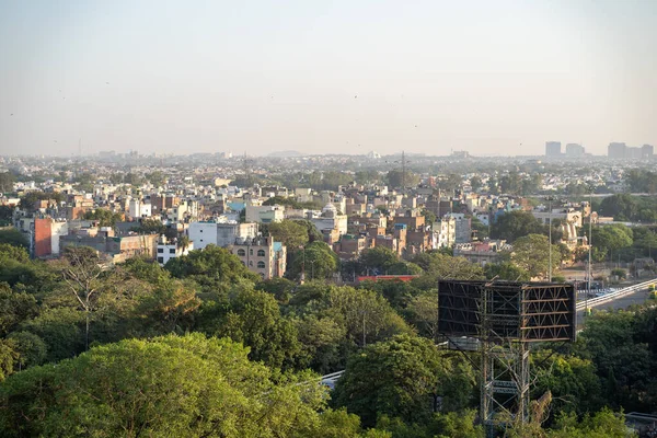 都市景観鳥は、ニューデリーの空の景色を少しだけ見ています — ストック写真