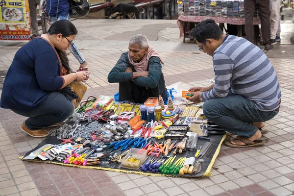 Nueva Delhi, India - 17 de noviembre de 2019: Vendedor ofrece alicates, wren — Foto de Stock