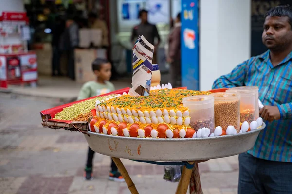 Nueva Delhi, India - 17 de noviembre de 2019: Ofertas de vendedores ambulantes de alimentos — Foto de Stock
