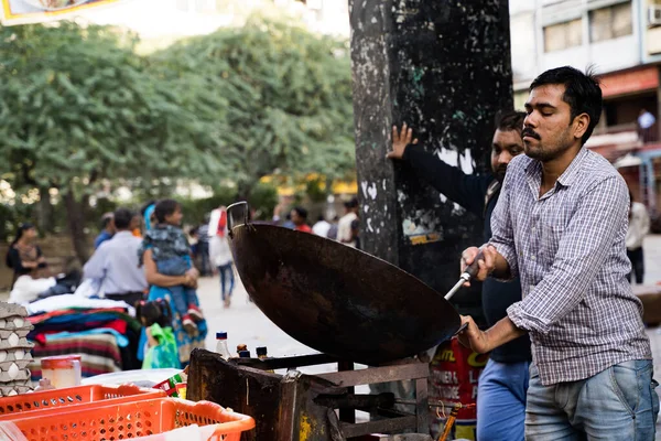 Nueva Delhi, India - 17 de noviembre de 2019: Vendedor ambulante de comida cocina n — Foto de Stock