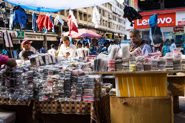 Nueva Delhi, India - 17 de noviembre de 2019: Vendedor en Nehru Place vender — Foto de Stock