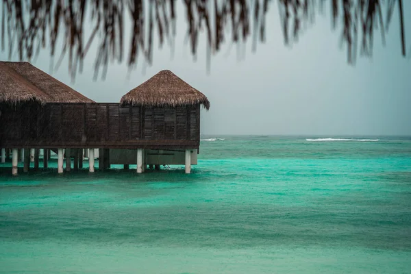 Uitzicht op overwater bungalow strand villa 's op de Malediven op een rai — Stockfoto