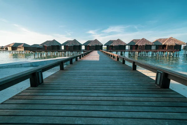 Overwater bungalow villa 's boven de Indische Oceaan in de Maldvies — Stockfoto