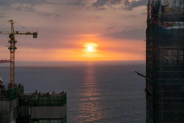 Pôr do sol em Colombo Sri Lanka, com vista para a paisagem urbana de arranha-céus b — Fotografia de Stock