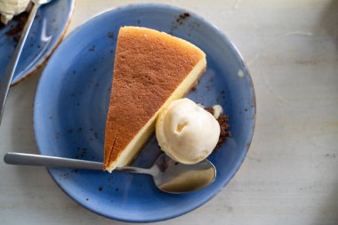 Cheesecake ve vanilyalı dondurmanın düz görünümü 