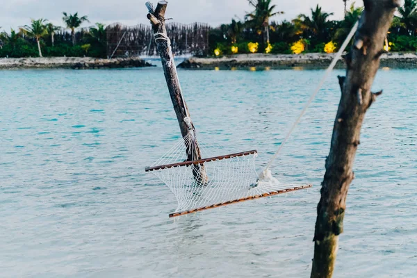 Hamaca en el agua se sienta vacío en un complejo en las Maldivas en s — Foto de Stock