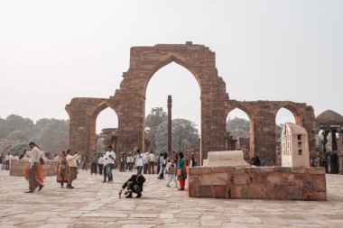 Yeni Delhi, Hindistan - 8 Aralık 2019: Turist kalabalığı eski