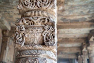Qutub Minar 'daki sütunlarda mimari detaylar var. 
