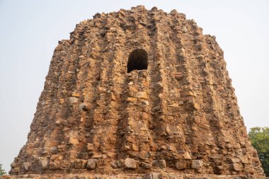 Alai Minar, Qut içinde tamamlanmamış, tamamlanmamış bir anıttır.