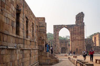 Yeni Delhi, Hindistan - 8 Aralık 2019: Turist kalabalığı eski