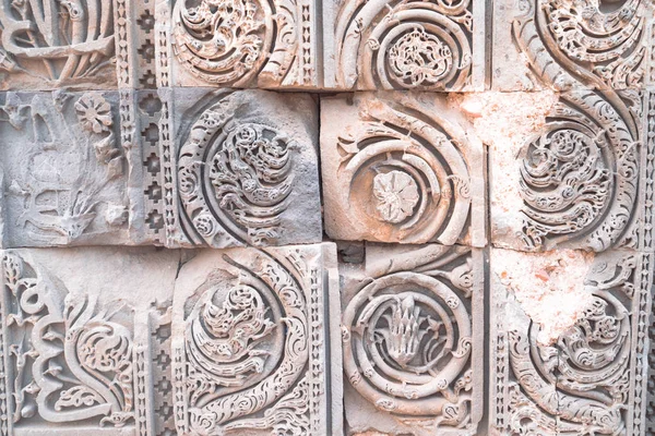 Detalles arquitectónicos en las columnas del antiguo Qutub Minar —  Fotos de Stock