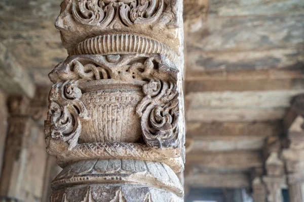 Detalles arquitectónicos en las columnas del antiguo Qutub Minar —  Fotos de Stock