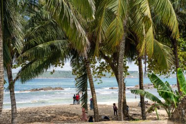 Galle, Sri Lanka - 21 Kasım 2019: Turistler plajı ziyaret ediyor