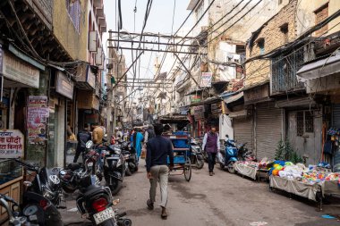 Delhi, Hindistan - 14 Aralık 2019: Kalabalık, kaotik pazar caddesi