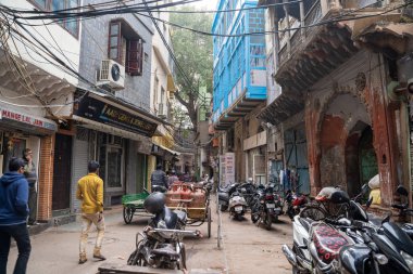 Delhi, Hindistan - 14 Aralık 2019: Bir pazarın dar sokakları