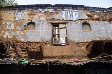 Eski Delhi 'de terk edilmiş eski bir bina.