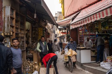 Delhi, Hindistan - 14 Aralık 2019: Bir pazarın dar sokakları