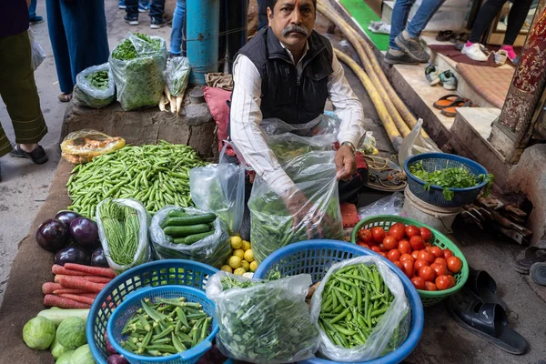 Delhi, India - 14 de diciembre de 2019: Vendedor de alimentos vegetales en Chand — Foto de Stock