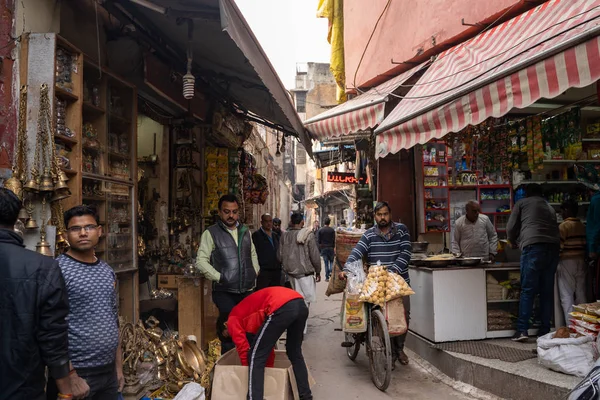 Delhi, India - December 14, 2019: Narrow alleyways of a market i — Stock Photo, Image