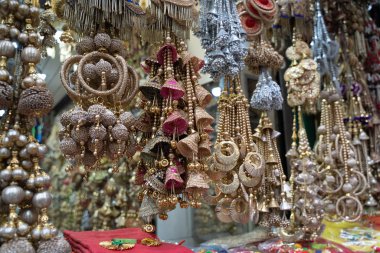 Chandi Chow 'da satışa sunulan renkli metalik dekorasyonlar
