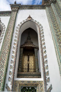 Bangkok 'taki Büyük Saray' daki tapınağın detaylı kapı manzarası. 