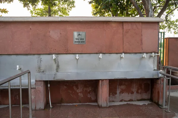 前往布里亚Raj Ghat的游客的饮水站 — 图库照片