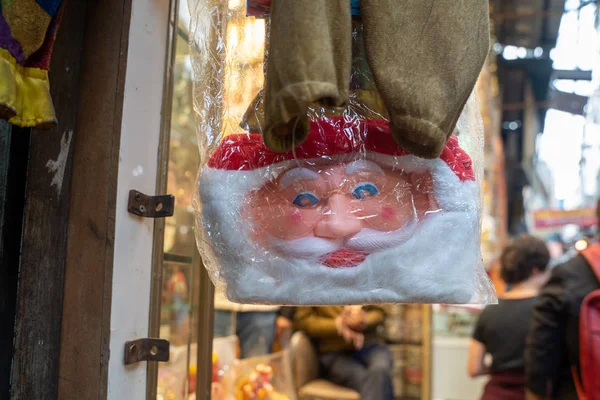 Máscara de Santa para la venta en un mercado en Old Delhi India — Foto de Stock