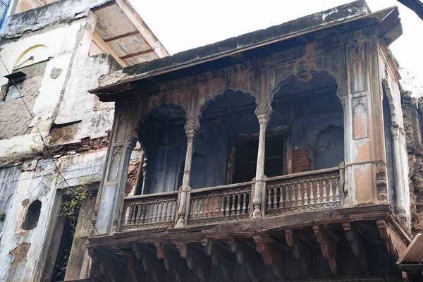 Παλιό εγκαταλελειμμένο μπαλκόνι με καμάρες σε ένα κτίριο στην Παλιά Δελχί Ind — Φωτογραφία Αρχείου