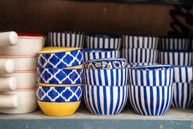 Mısır gevreği kaseleri, el boyası tabaklar, satılık seramik çömlekler. 