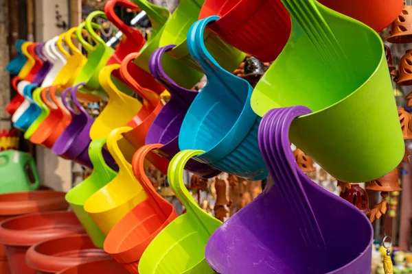 Färgglada plast planterare som visas på en heminredning m — Stockfoto
