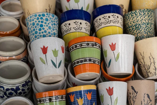 Diverse beschilderde keramische potten te koop op een straatmarkt in Nieuw — Stockfoto