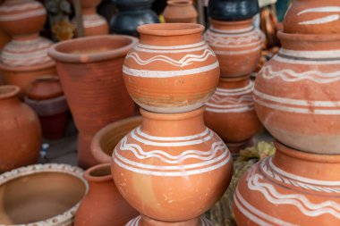 Dekoratif terracotta çömlekleri N 'deki bir sokak pazarında satılıyor.
