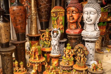Hindu ve Budist Buda heykellerinin çeşitliliği ve satılık tanrılar.