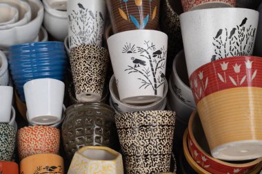 Yeni bir pazarda satılık çeşitli çömlek ve seramik ekiciler