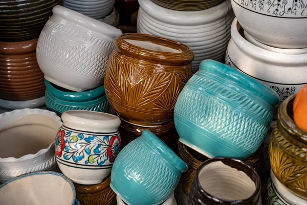 Diverse aardewerk en keramische planters te koop op een markt in Nieuw — Stockfoto