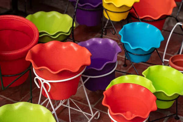 Jardineras de plástico de colores en exhibición en una casa de bienes y decoración m — Foto de Stock