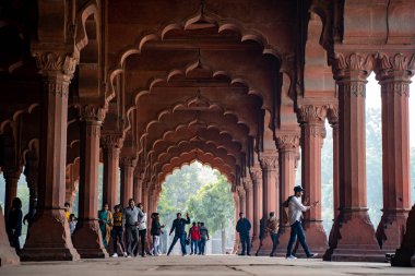Delhi, Hindistan - 4 Ocak 2020: Oyun alanındaki turistler 