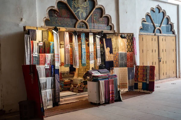 Delhi, India - 4 de enero de 2020: Puesto de venta de bufandas en el interior de — Foto de Stock