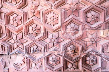 Qutub Minar ancie 'deki mimari kumtaşı kapı aralığı ayrıntıları