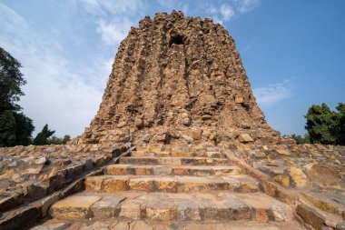 Alai Minar, Qut içinde tamamlanmamış, tamamlanmamış bir anıttır.