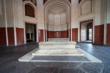 Humayan 'ın Yeni Delhi' deki mezarının içindeki mezarlar.