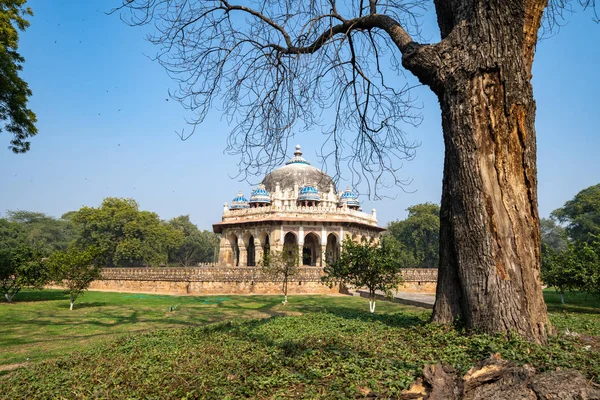 Τα δέντρα πλαισιώνουν τον τάφο Isa Khans Garden, μέρος του τάφου Humayan του — Φωτογραφία Αρχείου