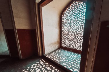 Karmaşık pencere kafesi çalışması H katında bir gölge yaratır