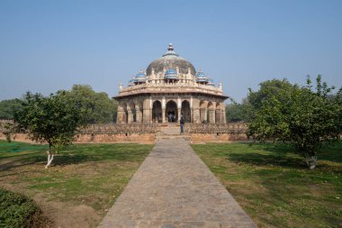 Yeni Delhi, Hindistan - 5 Ocak 2020: Isa Khans Garden 'da turistler