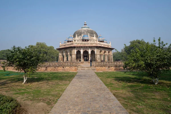 New Delhi, Inde - 5 janvier 2020 : Touristes au jardin Isa Khans — Photo